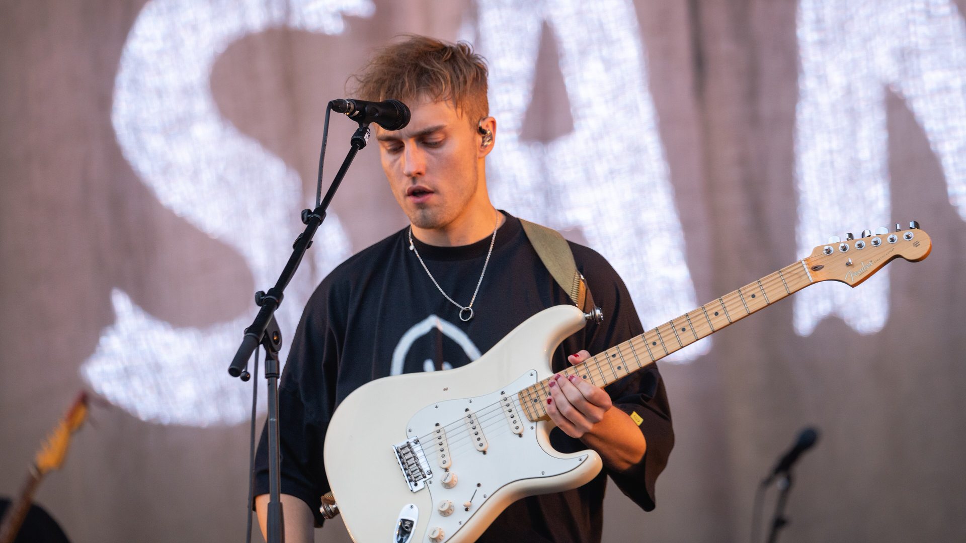 Sam Fender schrapt premium staanplaatsen en verlaagt ticketprijzen stadiontour 2027