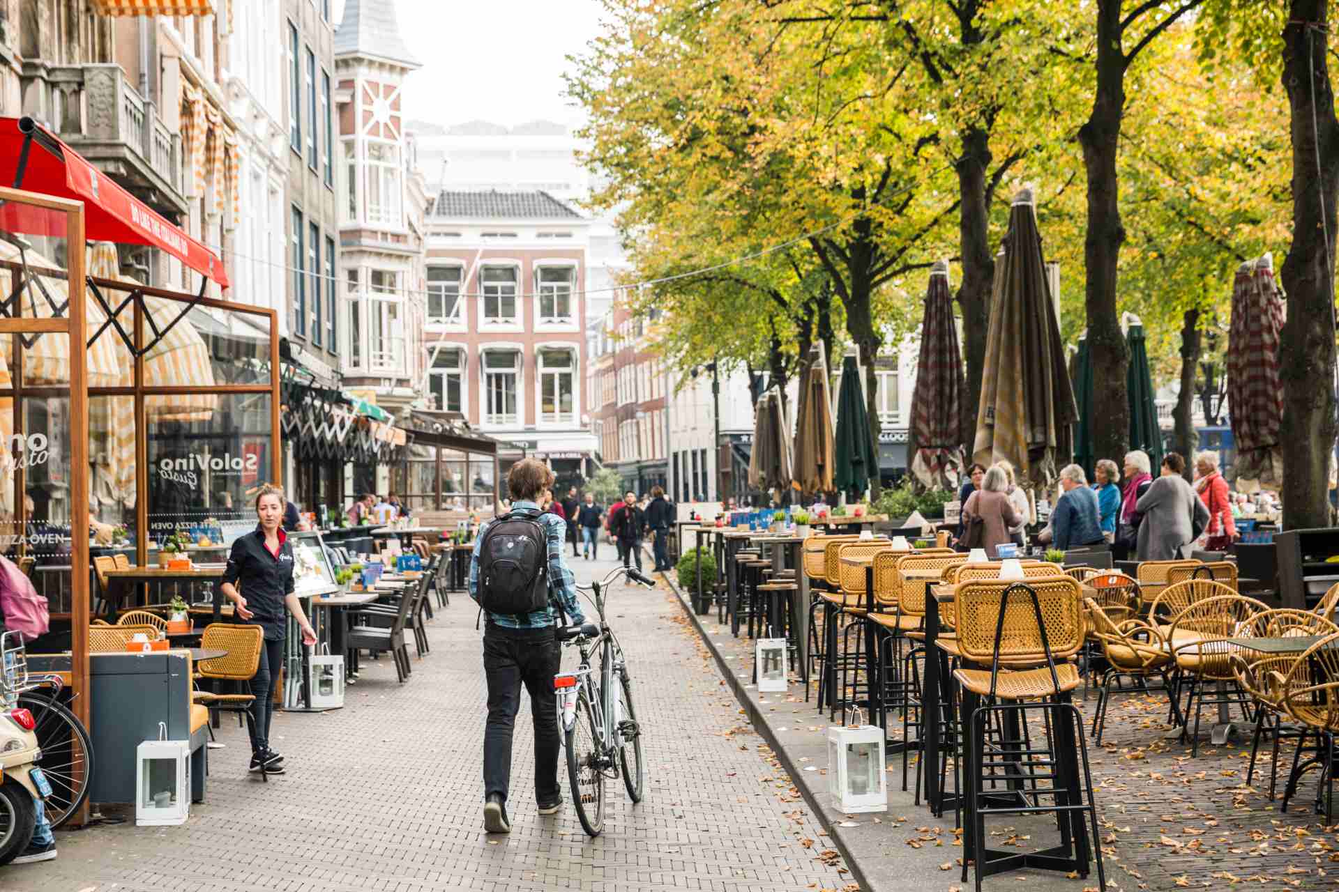 Wethouder De Mos wil lobby voor ruimere geluidsnormen in Haags nachtleven