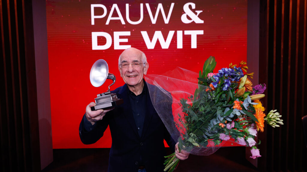 Frits Spits ontvangt de Zilveren Fonograaf