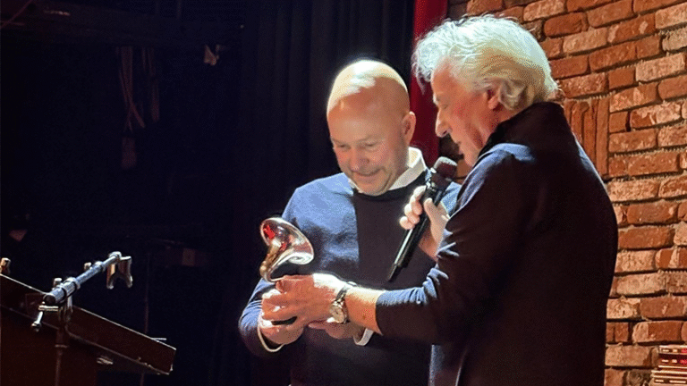 Zilveren fonograaf voor Kees van der Hoeven